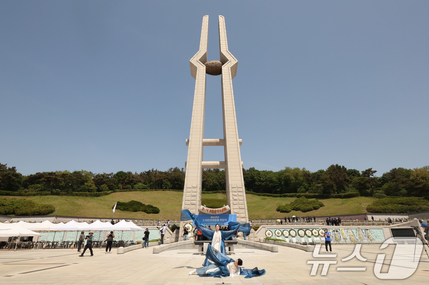 제 46주년 5·18민주화운동 기념일을 하루 앞둔 17일 광주 북구 운정동 국립 5·18민주묘지 추모식에서 추모공연이 진행되고 있다. 2026.5.17 ⓒ 뉴스1 박지현 기자