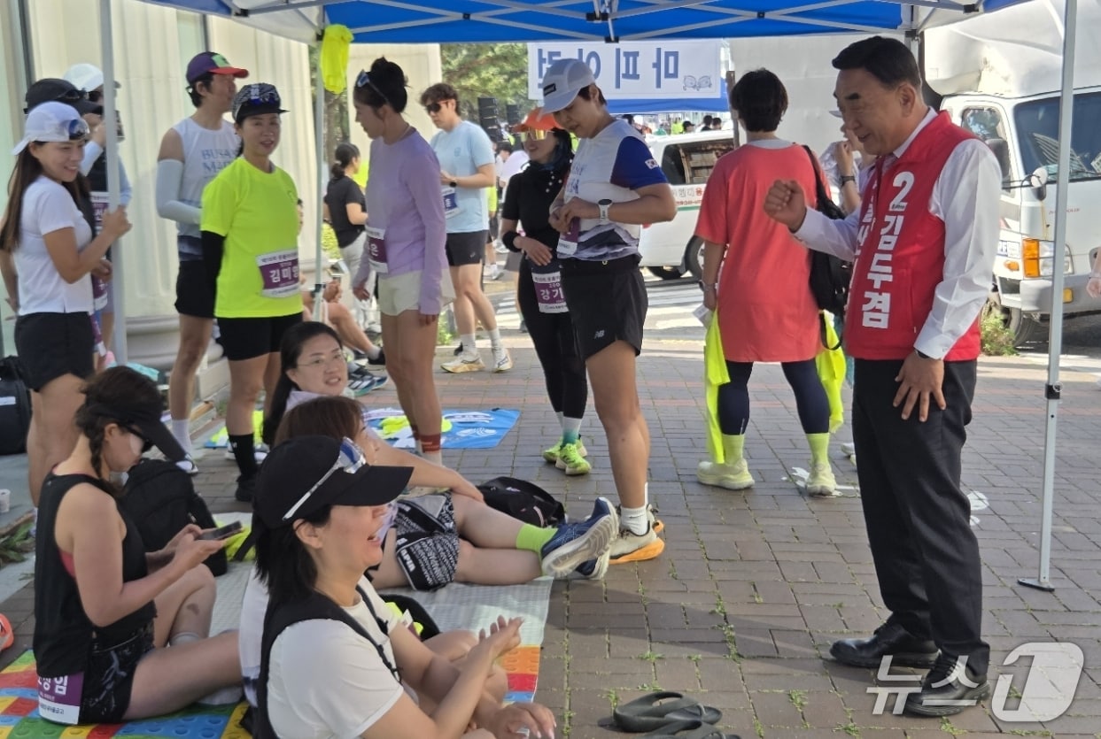 김두겸 국민의힘 울산시장 후보가 17일 울산 북구 강동해변 몽돌마라톤대회 행사 현장에서 유권자들에게 지지를 호소하고 있다. (김두겸 후보 캠프 제공. 재판매 및 DB 금지) /뉴스1