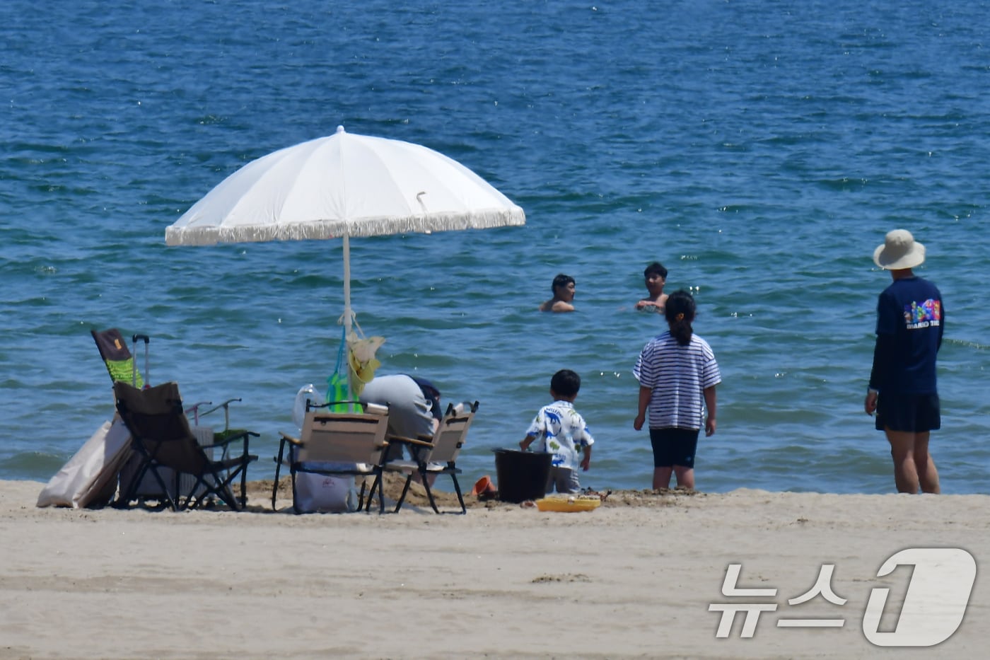 경북 포항시의 낮 최고기온이 27도까지 올라가며 초여름 날씨를 보인 17일 더위를 참지 못한 시민과 관광객들이 북구 영일대해수욕장에서 물놀이를 하고 있다. 2026.5.17 ⓒ 뉴스1 최창호 기자
