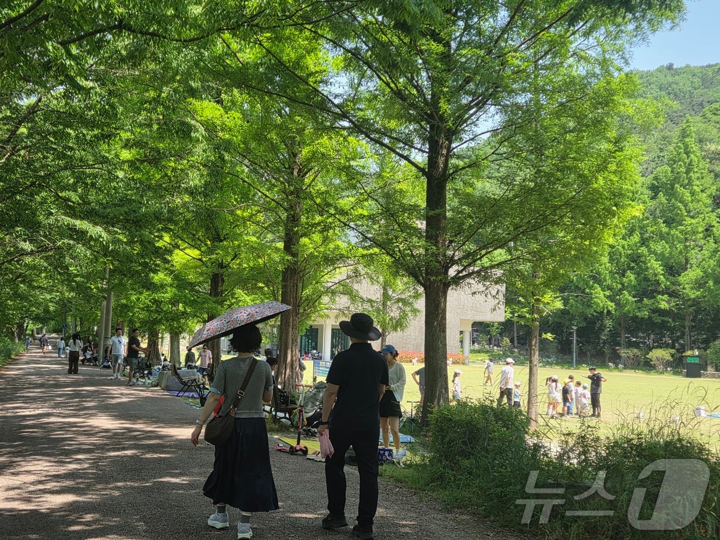 초여름 날씨가 이어진 17일 오전 11시께 전북 전주시 완산구 대성동의 치명자산성지평화의전당에서 나들이객이 피크닉을 즐기고 있다. 2026.5.17 ⓒ 뉴스1 장수인 기자