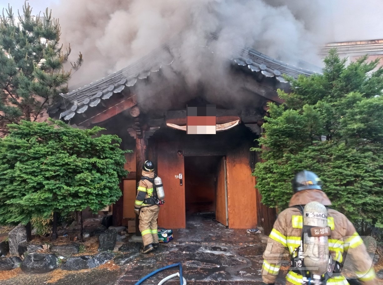 17일 오전 5시 14분쯤 경북 구미시 원평동 한 상가에서 불이 나 출동한 소방관이 진화작업을 벌이고 있다. (경북소방 제공. 재판매 및 DB금지) ⓒ 뉴스1 정우용 기자