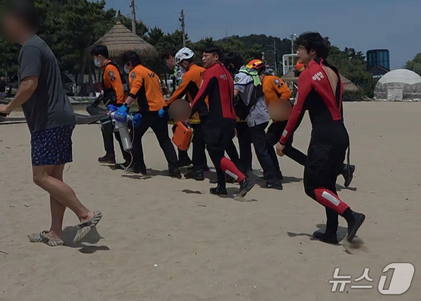 익수자 이송 당시 모습.(강릉해경 제공, 재판매 및 DB 금지) 2026.5.17/뉴스1