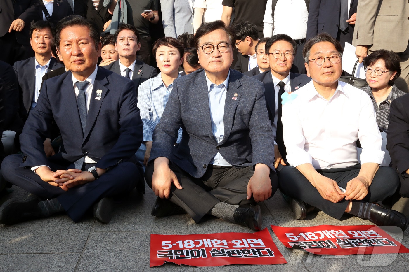 우원식 국회의장과 정청래 더불어민주당 대표, 강기정 광주시장이 17일 오후 광주 동구 옛 전남도청 앞 광장에서 열린 제46주년 5·18 민중항쟁 전야제에 참석하고 있다. 2026.5.17 ⓒ 뉴스1 조수민 수습기자