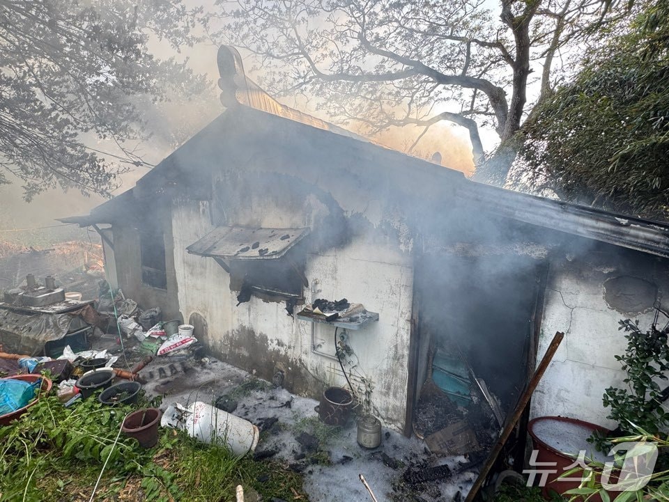 17일 오후 4시 8분쯤 전남 나주시동강면의 한 주택에서 불이나 소방당국이 화재를 진화하고 있다.(전남소방본부 제공. 재판매 및 DB 금지)
