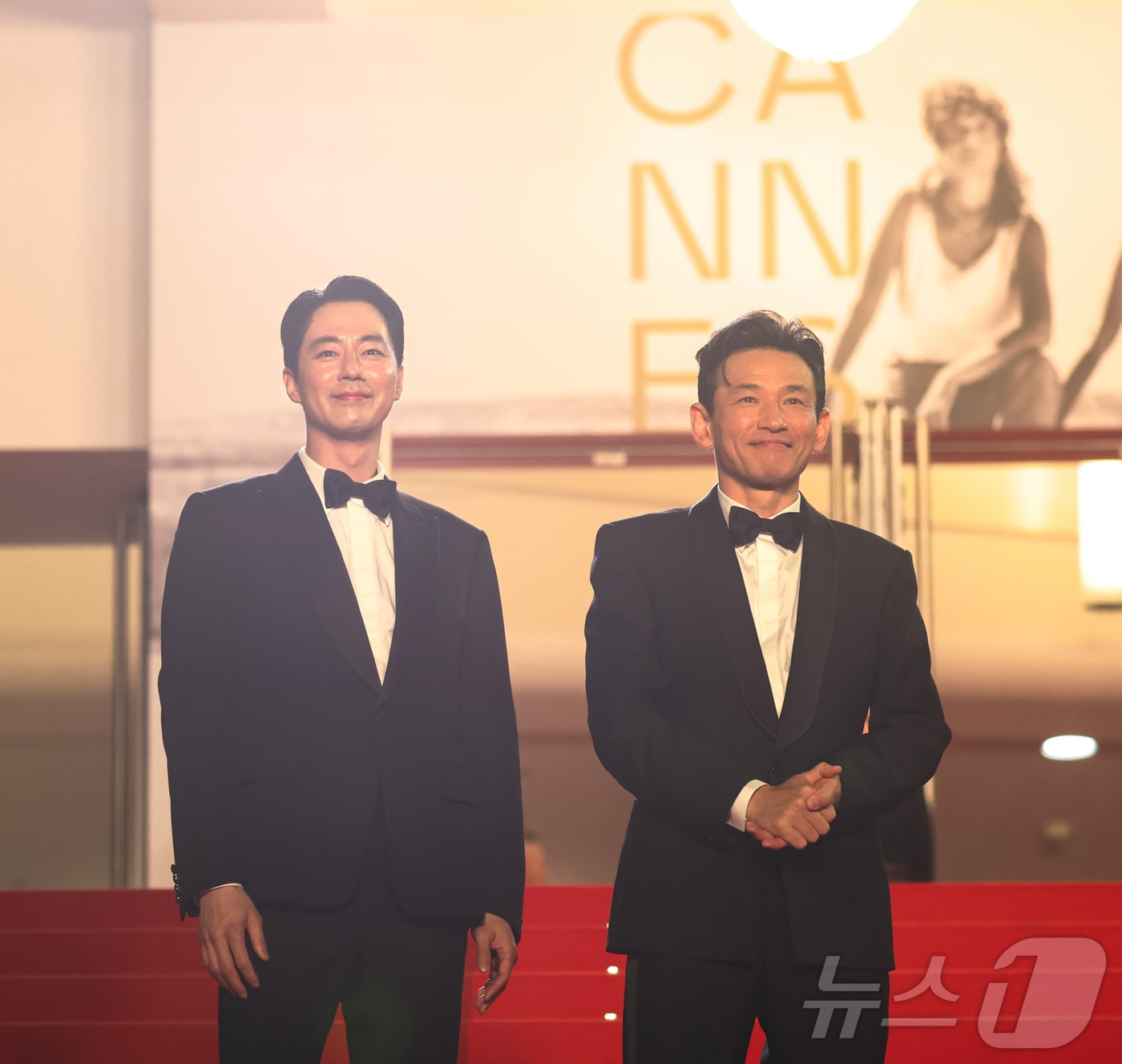 제79회 칸 국제영화제 경쟁부문 초청작 ‘호프’ 공식 시사회가 열린 17일(현지 시각) 프랑스 남부 소도시 칸 팔레 데 페스티발(Palais des Festivals) 뤼미에르 대극장에서 배우 조인성(왼쪽)과 황정민이 레드카펫에 올라 포즈를 취하고 있다. 2026.5.18 ⓒ 뉴스1 이준성 특파원