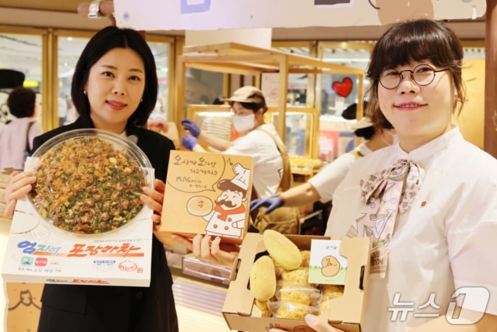 롯데백화점 대구점 지하 2층 특설행사장에서 진행 중인 '미식 초대전'에서 직원이 유명 맛집의 대표 메뉴를 선보이고 있다.(롯데백화점 제공, 재판매 및 DB 금지)