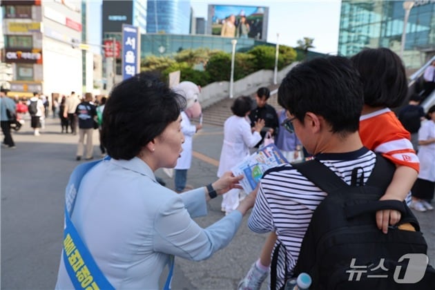 대한약사회는 전날(17일) 오후 서울역 광장에서 '약국과 한약국, 이제는 명확히 구분해야 합니다'를 주제로 대국민 캠페인을 진행했다고 18일 밝혔다. 권영희 회장이 시민 등에게 약국과 한약국의 차이점 등을 설명하고 있다.(대한약사회 제공)