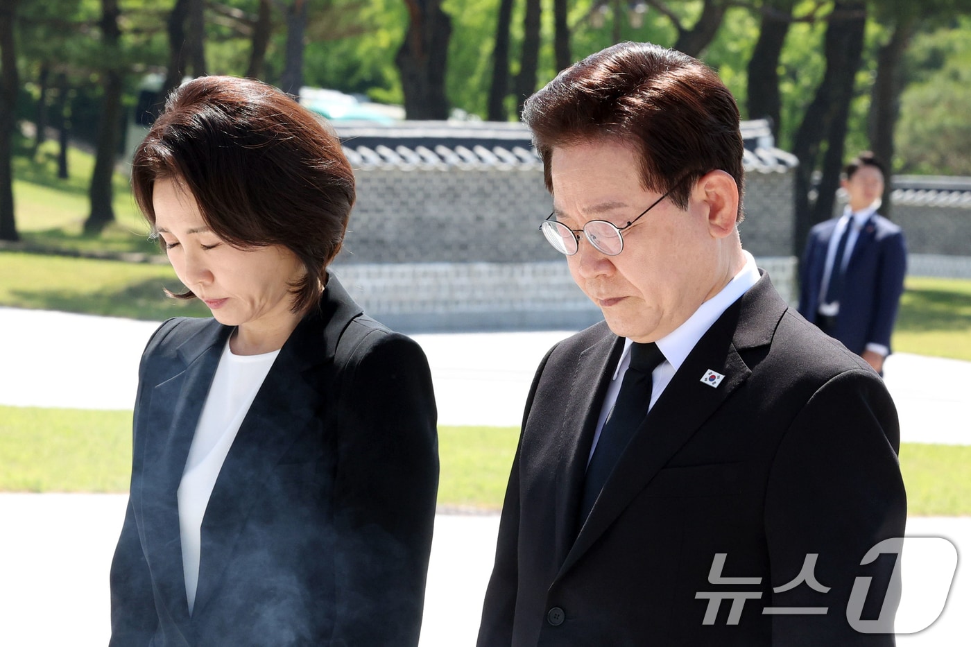 이재명 대통령과 김혜경 여사가 18일 광주 북구 5·18 민주묘지를 찾아 추모탑에 참배하고 있다. 2026.5.18 ⓒ 뉴스1 이재명 기자