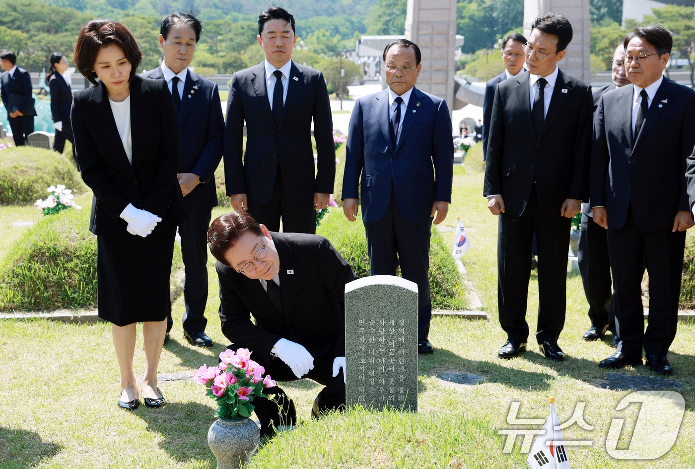 이재명 대통령과 김혜경 여사가 18일 광주 북구 5·18 민주묘지를 찾아 故 양창근 묘역을 둘러보고 있다. 2026.5.18 ⓒ 뉴스1 이재명 기자