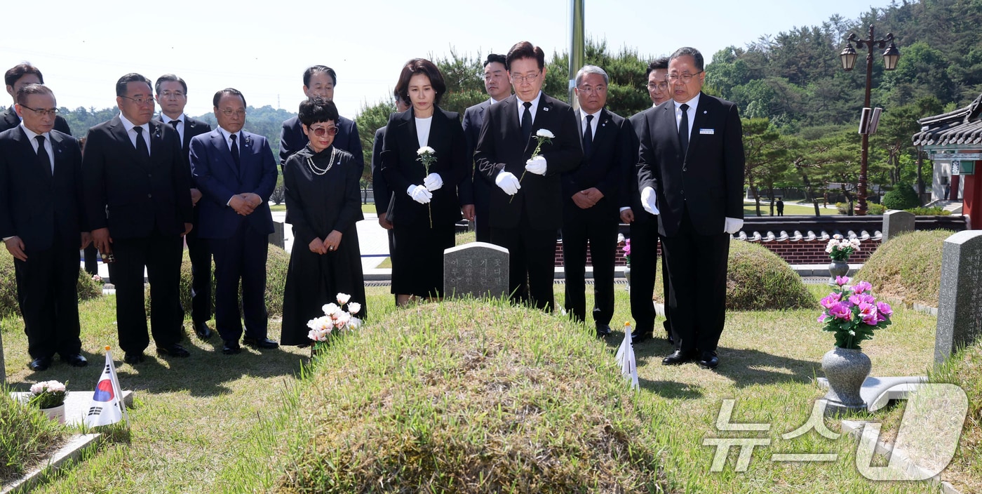 이재명 대통령과 김혜경 여사가 18일 광주 북구 5·18 민주묘지를 찾아 故 박인배 묘역에 헌화를 하고 있다. 2026.5.18 ⓒ 뉴스1 이재명 기자