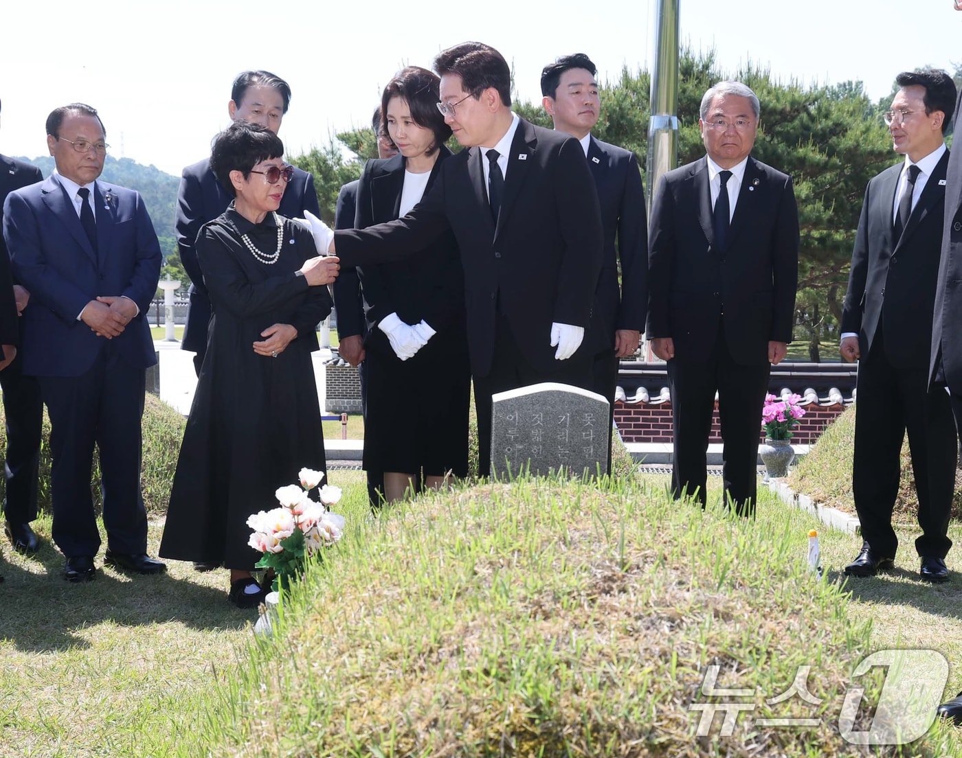 이재명 대통령과 김혜경 여사가 18일 오전 광주 북구 운정동 국립 5·18민주묘지을 찾아 故 박인배 묘역에 헌화한 뒤 유가족을 위로하고 있다. 2026.5.18 ⓒ 뉴스1 이재명 기자