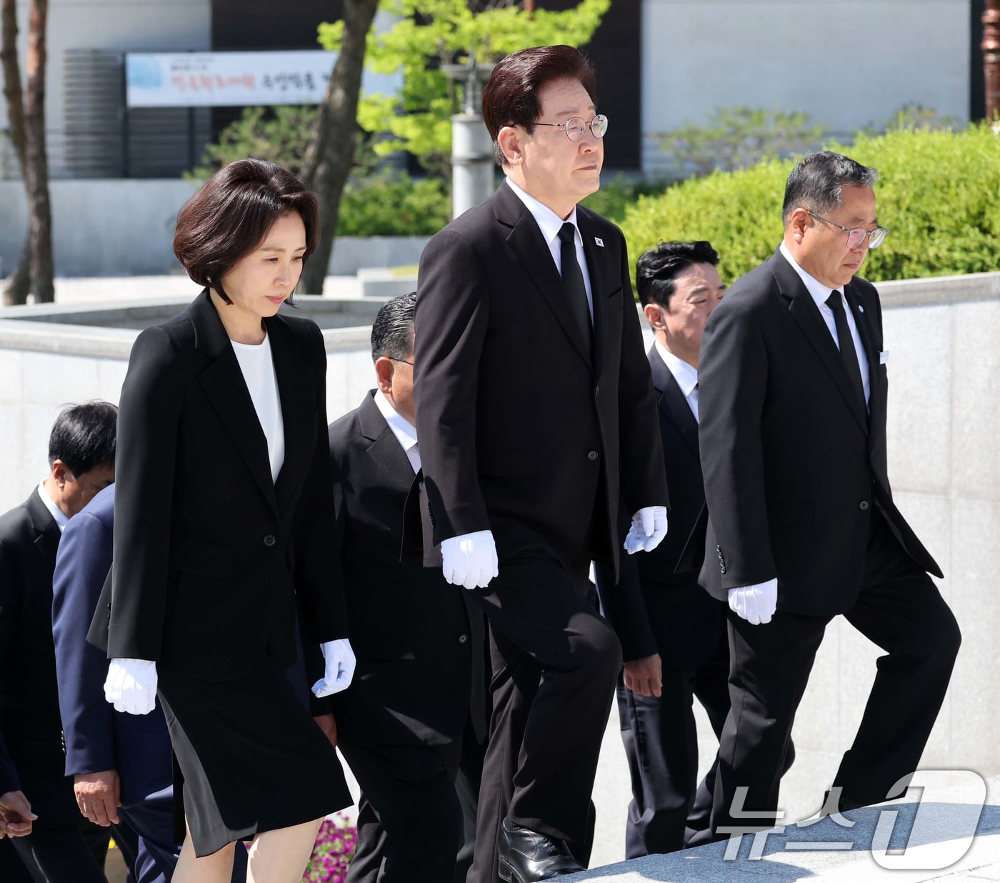 이재명 대통령과 김혜경 여사가 18일 오전 광주 북구 운정동 국립 5·18민주묘지에 입장하고 있다. 2026.5.18 ⓒ 뉴스1 이재명 기자