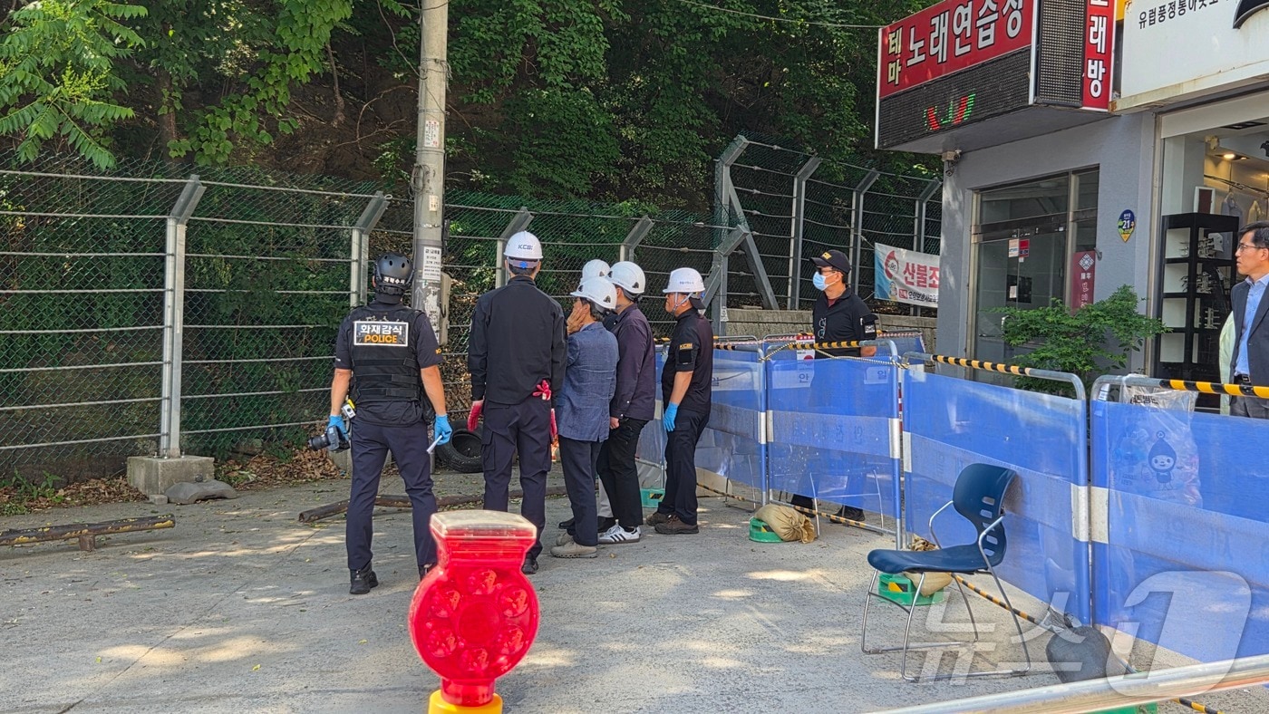 50대 남성이 낙석에 깔려 숨지는 사고가 발생한 대구 남구 봉덕동 앞산 인근 산책로에서 경찰 등이 18일 현장 감식을 벌였다.2026.5.18 ⓒ News1 이성덕 기자