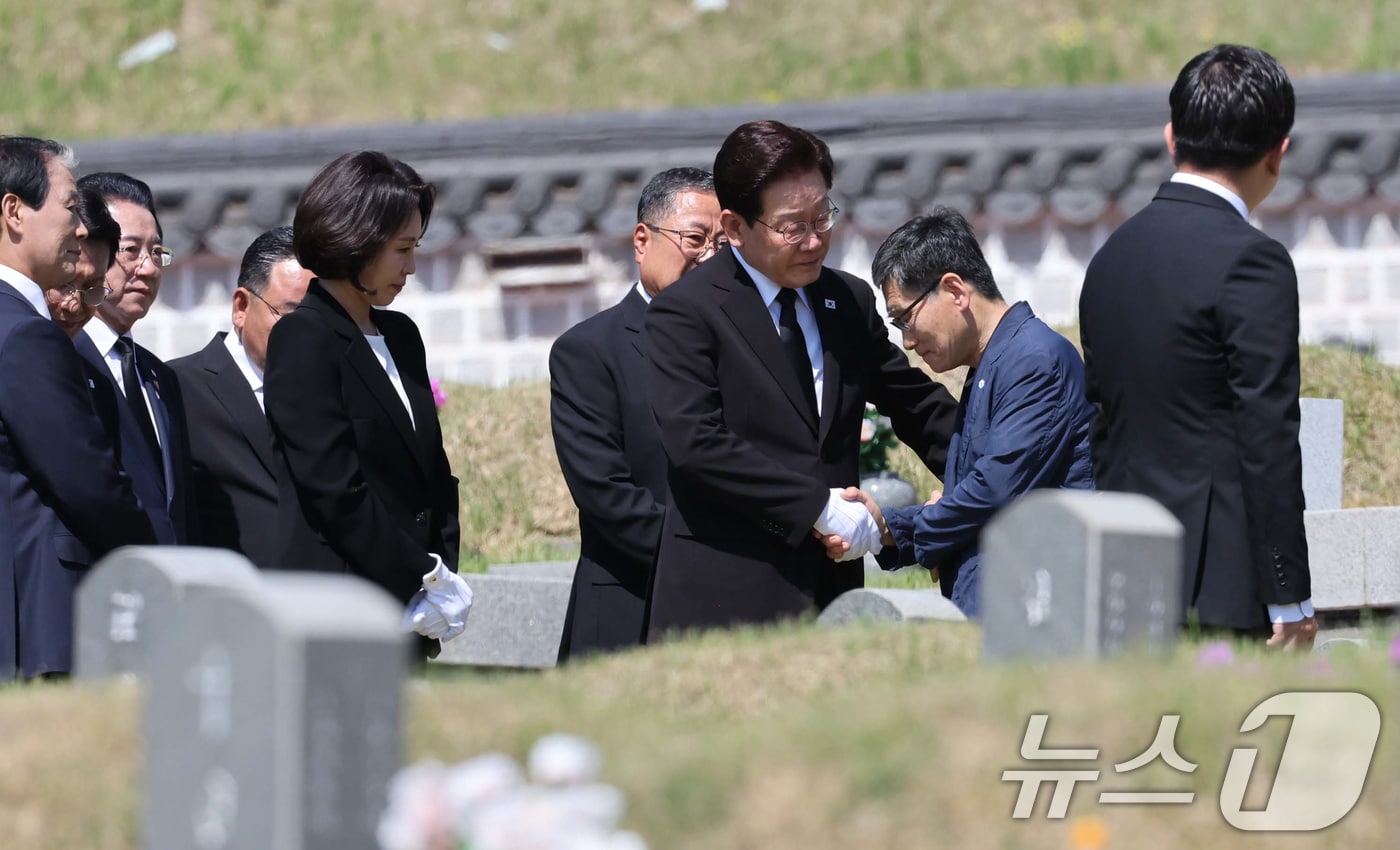 이재명 대통령과 김혜경 여사가 18일 오전 광주 북구 운정동 국립 5·18민주묘지을 찾아 故 양창근 묘역에 헌화한 뒤 유가족을 위로하고 있다. ⓒ 뉴스1 이재명 기자