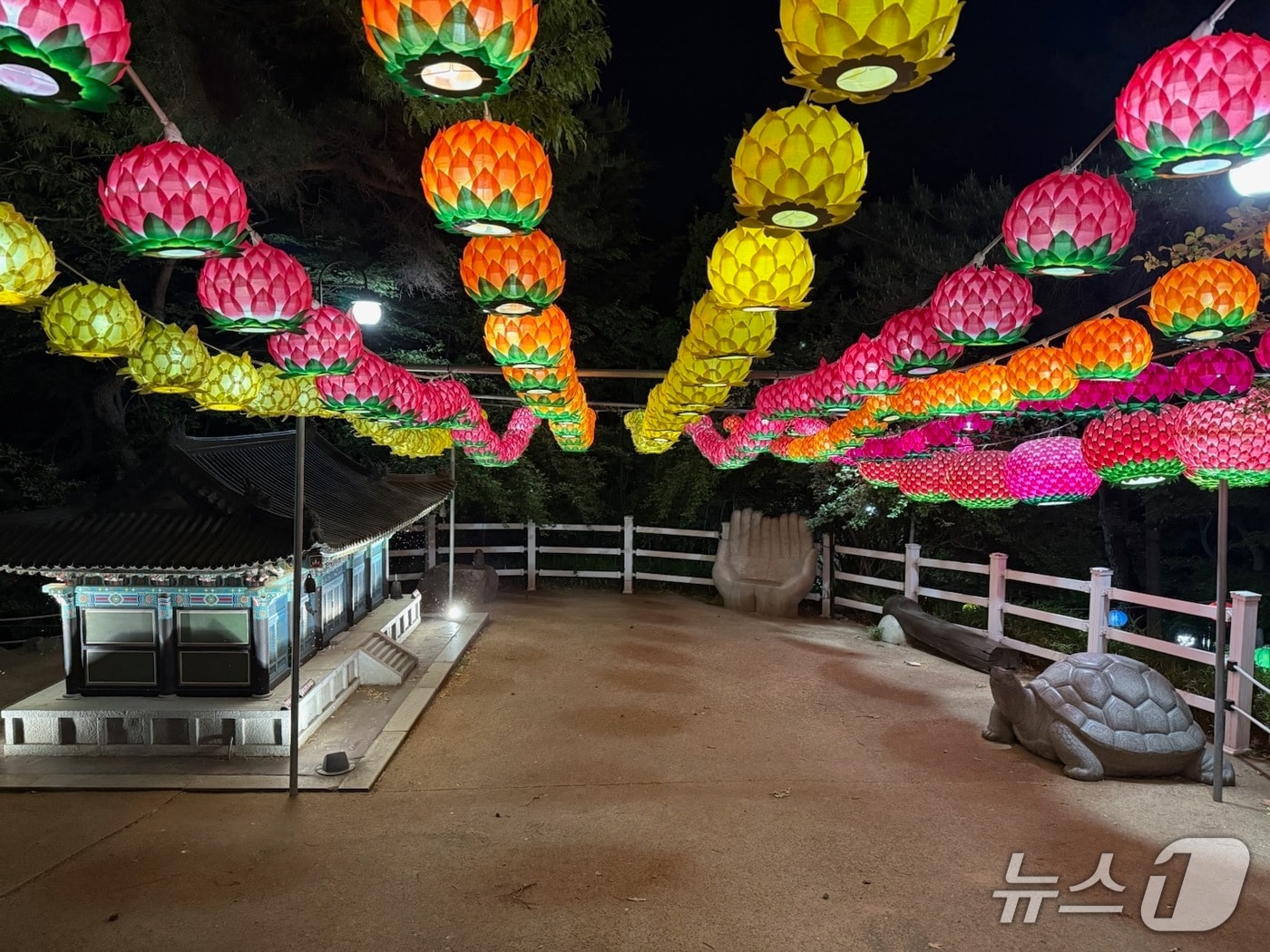 울산 남구 선암호수공원 내 안민사에 설치된 연등.(울산 남구 제공. 재판매 및 DB금지)/뉴스1