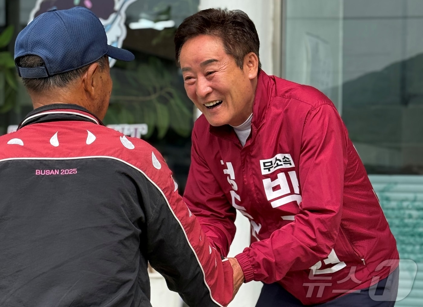 박권현 무소속 청도군수 후보가 주민과 인사를 하고 있다. (박권현 캠프 제공. 재판매 및 DB금지) ⓒ 뉴스1 정우용 기자
