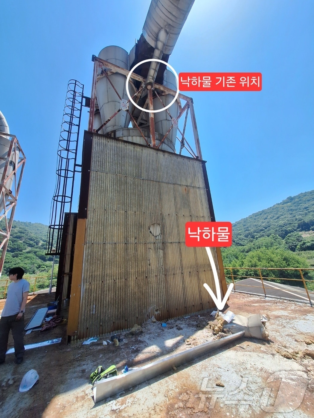 18일 오전 10시 44분쯤 여수국가산단 내 한 공장에서 낙하물에 맞은 60대 근로자가 심정지 상태로 병원으로 이송됐다. (전남소방본부 제공. 재판매 및 DB금지) ⓒ 뉴스1 김성준 기자