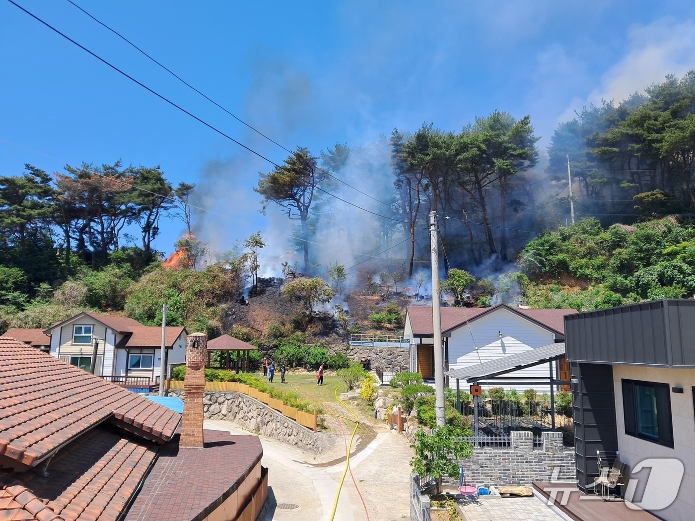 울산소방이 18일 오전 10시 53분께 울산 울주군 두서면 전읍리 아미산에서 발생한 불을 진압하고 있다.(울산소방본부 제공. 재판매 및 DB금지)/뉴스1