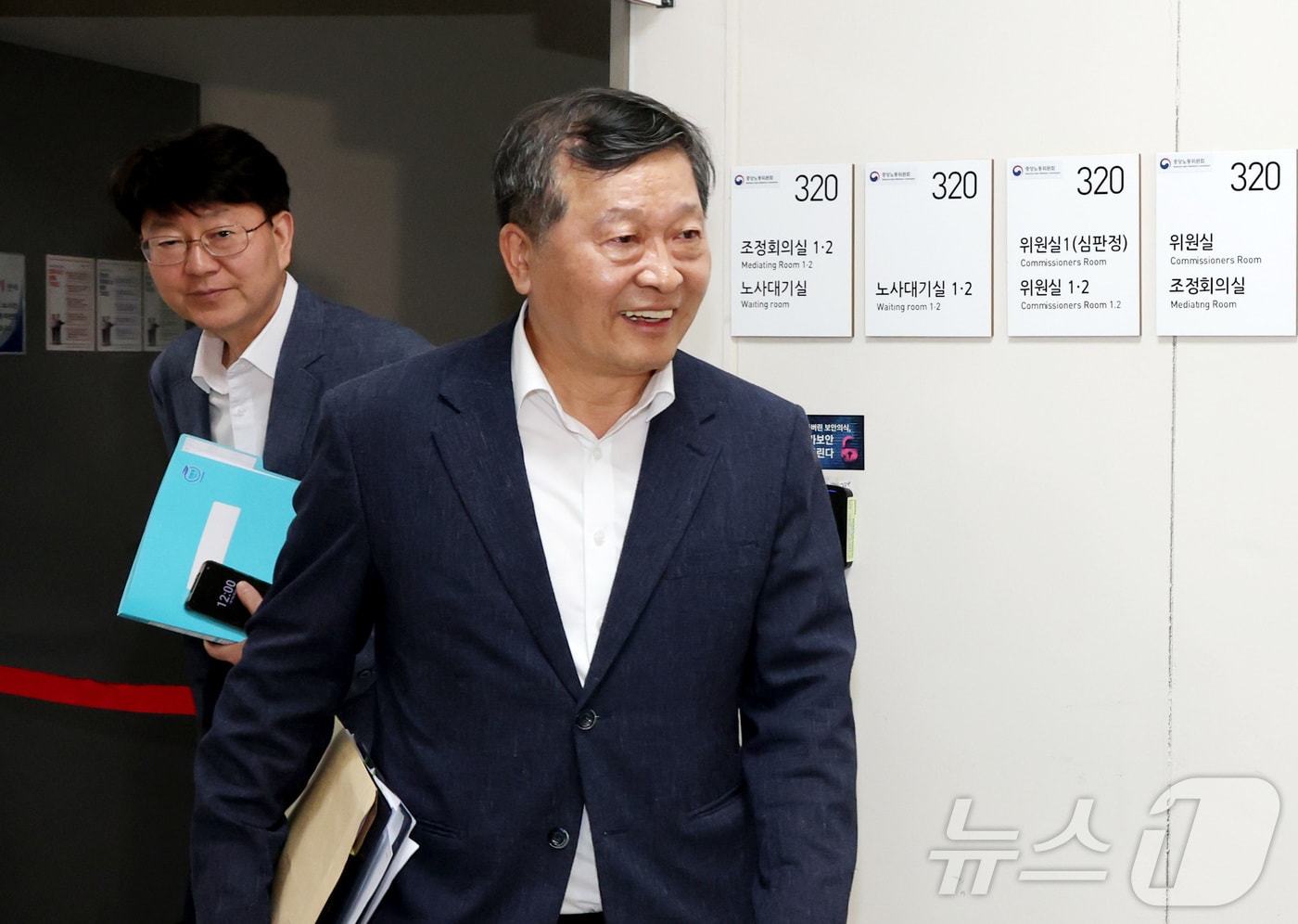박수근 중앙노동위원회 위원장이 18일 정부세종청사 중앙노동위원회에서 열리는 2차 삼성전자 노·사후조정 회의 중 점심 식사를 위해 회의장을 나서고 있다. ⓒ 뉴스1 김기남 기자