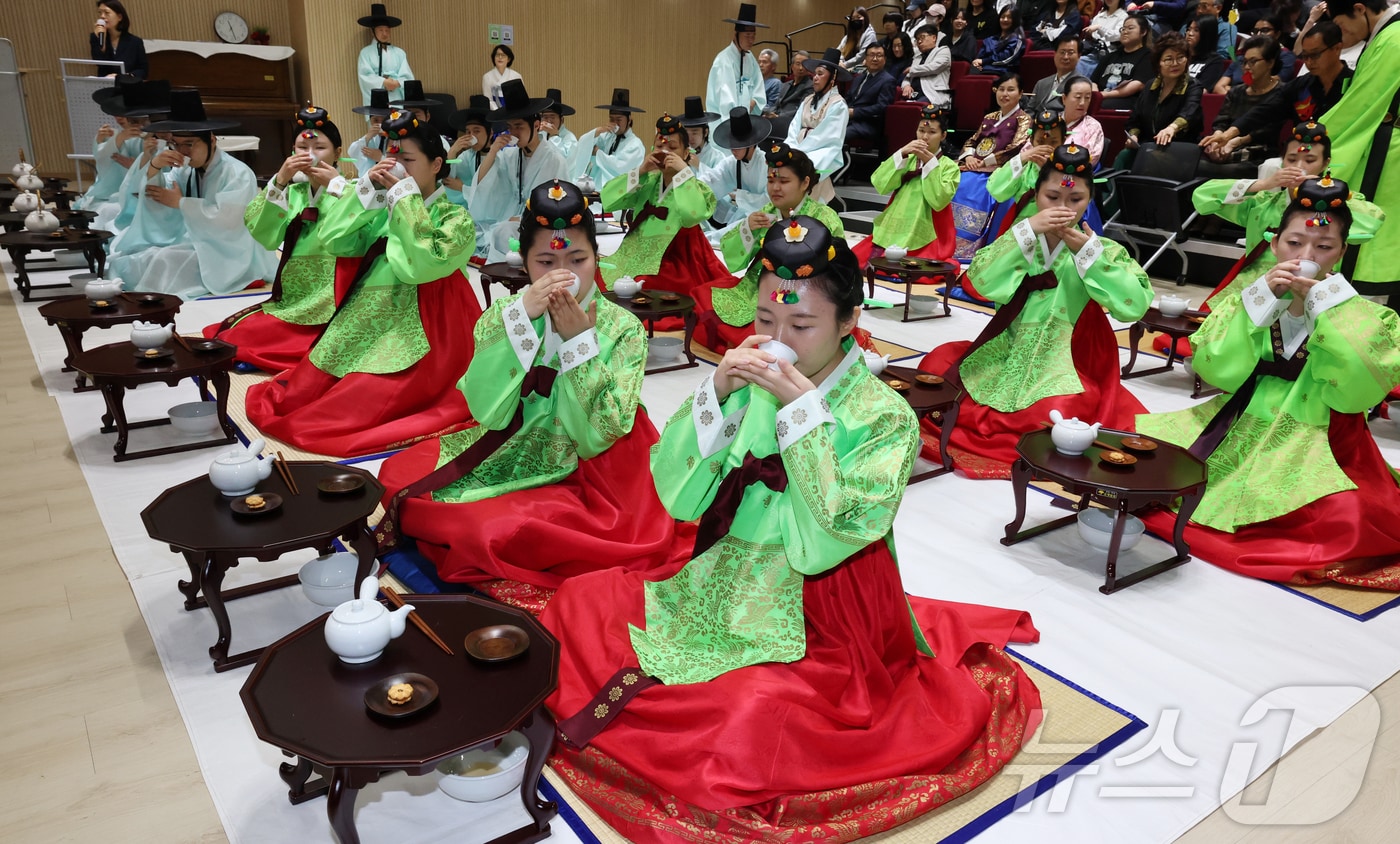 제54회 성년의 날 맞아 18일 대전 동구문화원에서 전통성년례가 거행되고 있다. 2026.5.18 ⓒ 뉴스1 김기태 기자