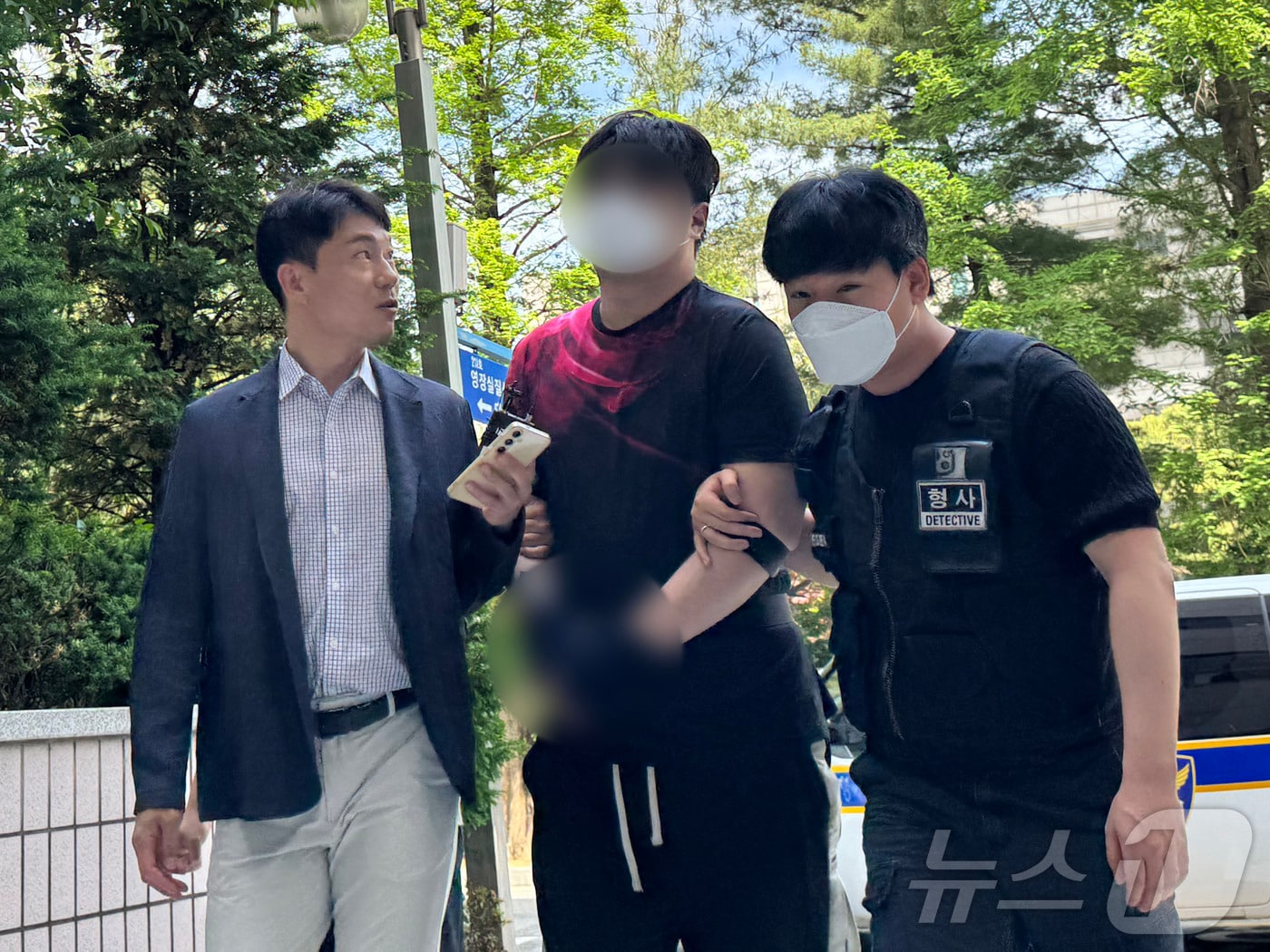 인천 청라국제도시 아파트 현관에 페인트칠과 계란 투척 등 보복 대행을 벌인 20대 남성 A 씨가 18일 오후 1시 30분 구속 전 피의자심문(영장실질심사)을 받기 위해 미추홀구 인천지법에 출석하고 있다 2026.5.18 ⓒ 뉴스1 박소영 기자