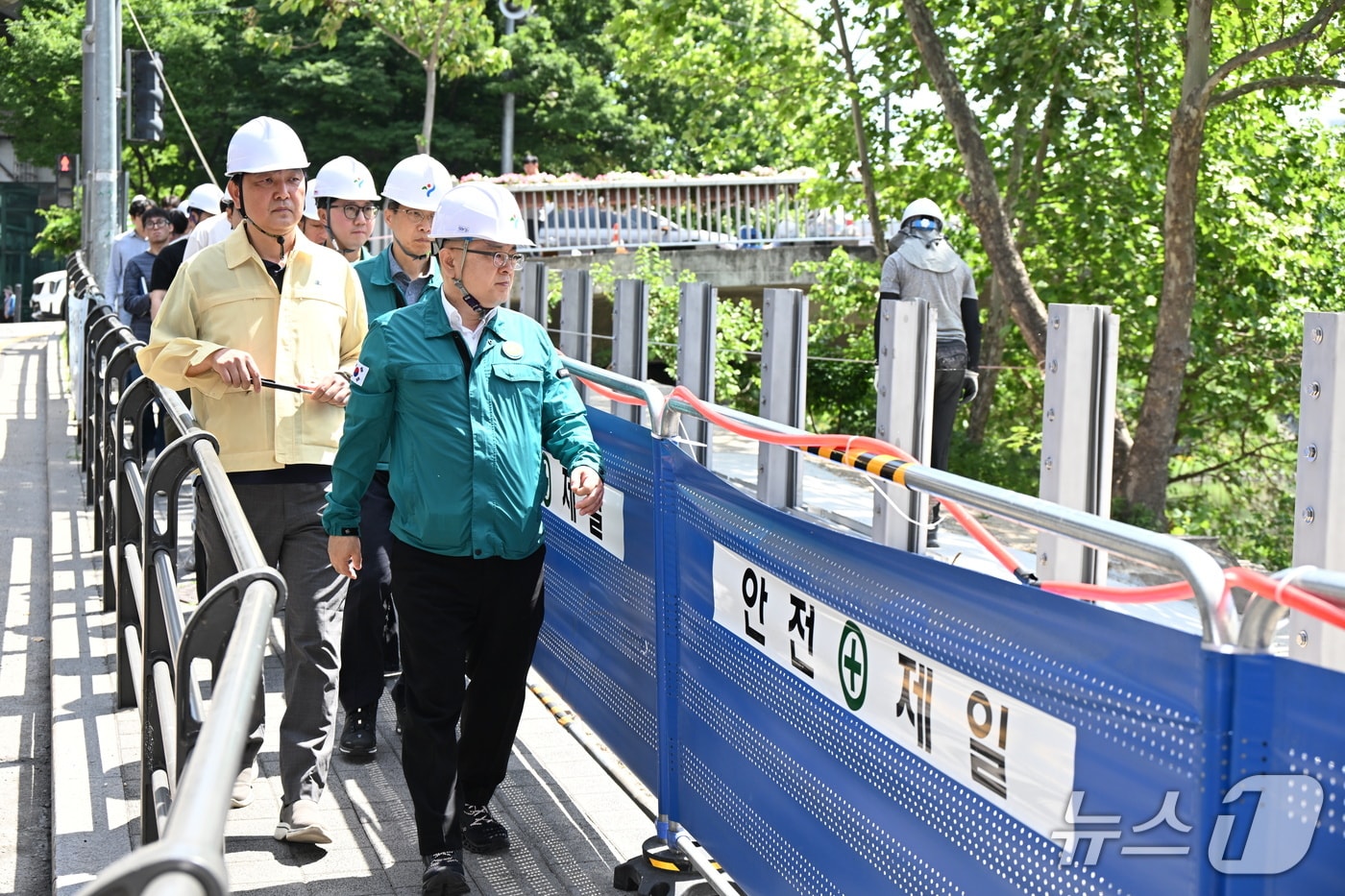 김성보 서울시장 권한대행이 18일 성북구 석계역 인근 하부도로를 찾아 물막이판 공사 진행 상황을 점검하고 있다.(서울시 제공)