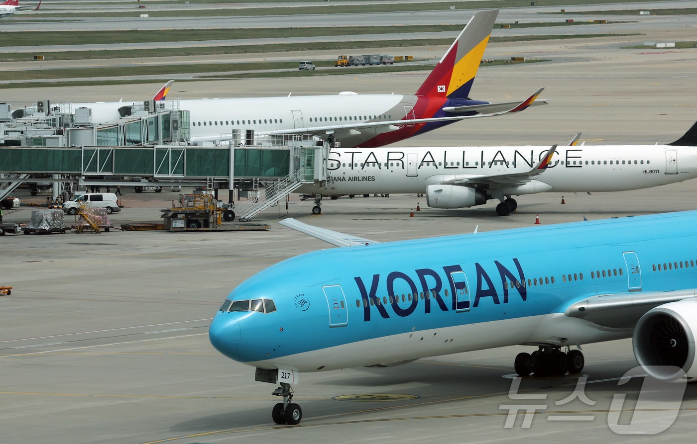  인천국제공항 제2터미널 계류장에서 여객기가 이동하는 모습. 2026.5.18 ⓒ 뉴스1 김진환 기자