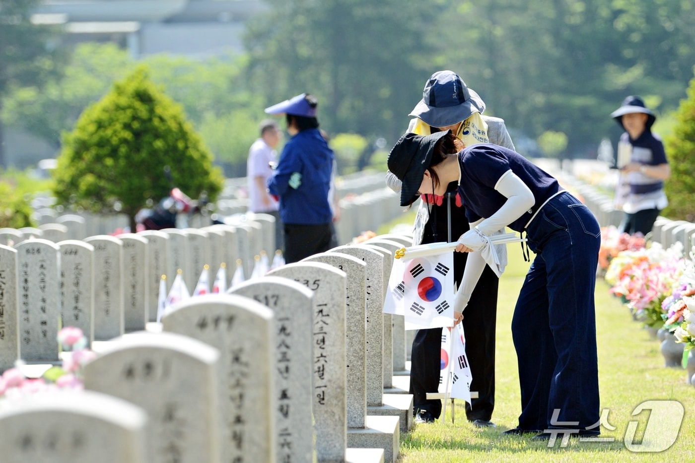 태극기 꽂기 봉사활동 모습.(대전현충원 제공. 재판매 및 DB금지)/뉴스1