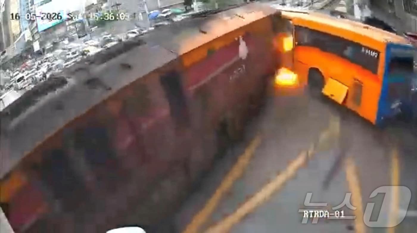 소셜미디어에서는 지난 16일 태국 방콕에서 열차와 버스가 충돌하는 CCTV 영상이 확산했다. 2026.05.17. ⓒ 로이터=뉴스1