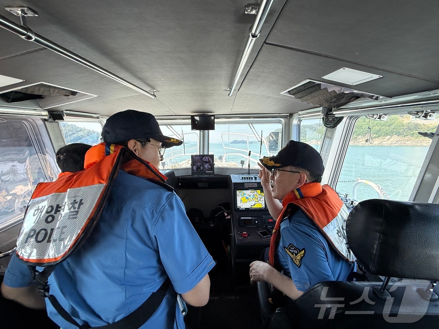 김기용 여수해경서장이 18일 세계박람회 부행사장인 금오도와 개도 일원의 항로 및 항포구에 대한 점검을 실시하고 있다. (여수해경 제공. 재판매 및 DB금지) ⓒ 뉴스1 김성준 기자