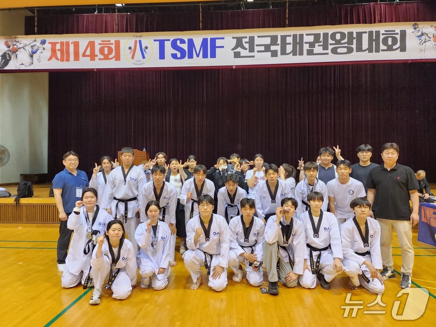 우송정보대학 자율전공학부 스포츠운동재활과 학생들이 최근 열린 '제14회 TSMF 전국태권왕대회' 겨루기 부문 종합우승을 차지했다. (우송정보대학 제공.재판매 및 DB금지)/뉴스1