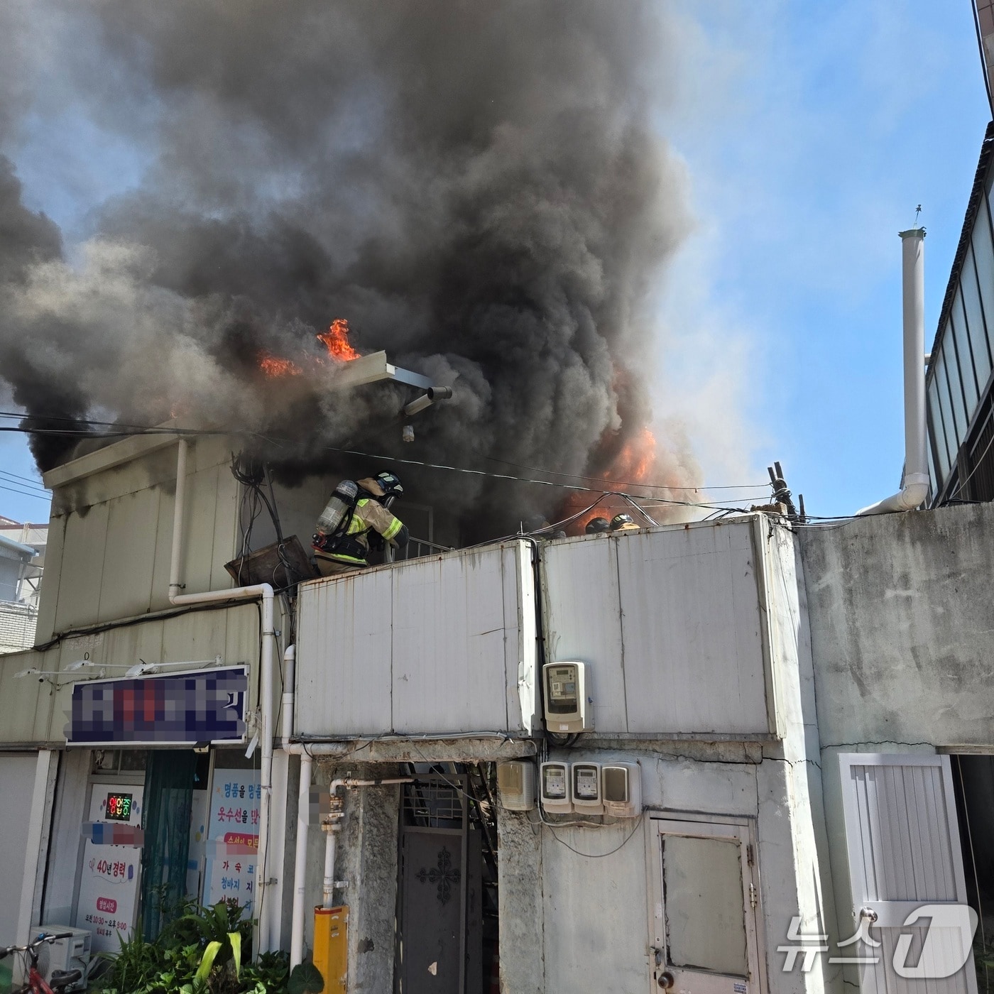 18일 낮 12시 53분쯤 대구 중구 남산동의 한 상가주택 2층에서 원인을 알 수 없는 불이 나 소방관들이 진화하고 있다. (대구소방본부 제공. 재판매 및 DB 금지) 2026.5.18/뉴스1