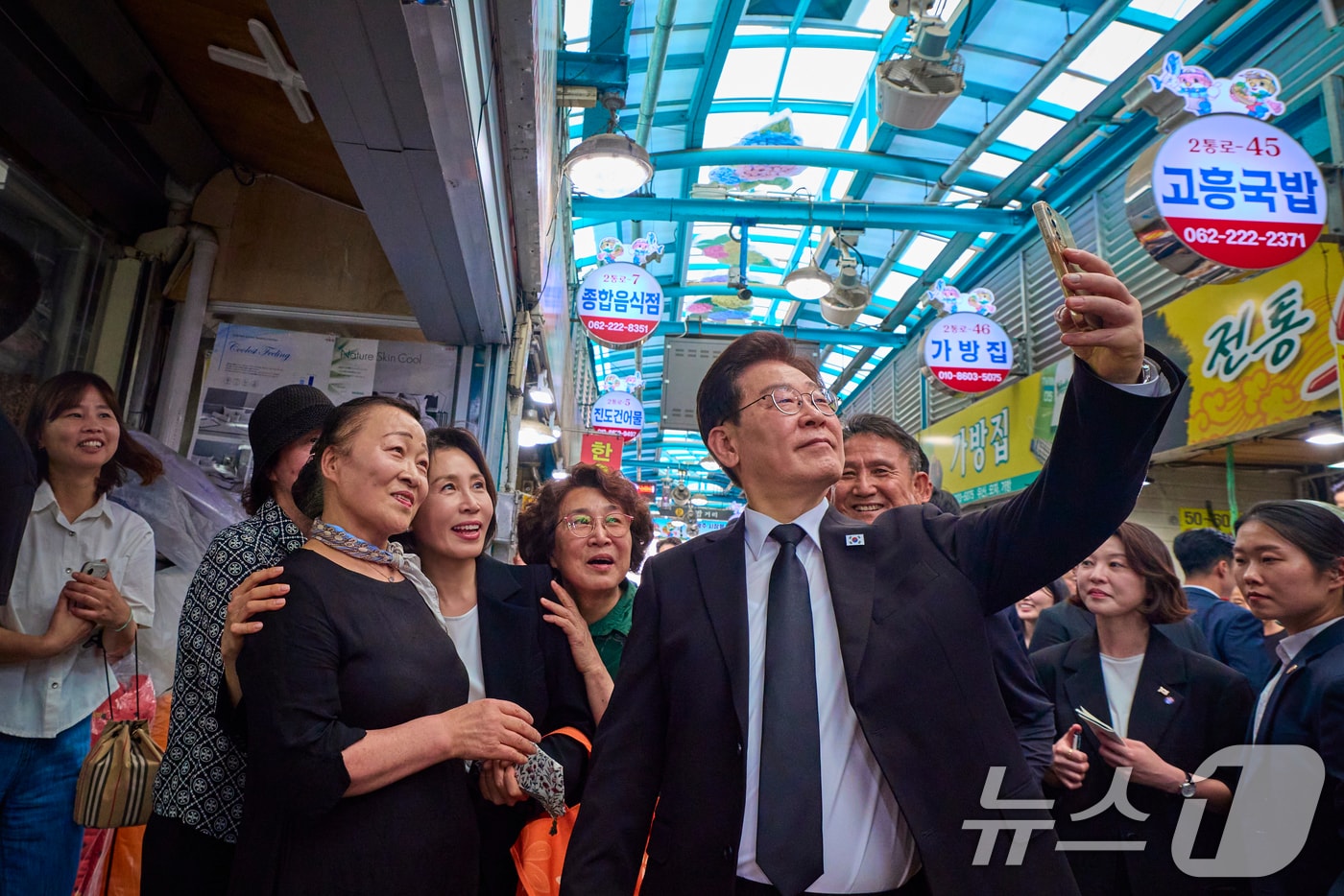 이재명 대통령과 김혜경 여사가 18일 광주 동구 남광주시장을 찾아 시민들과 기념촬영을 하고 있다. (청와대 제공. 재판매 및 DB 금지) 2026.5.18 ⓒ 뉴스1 이재명 기자