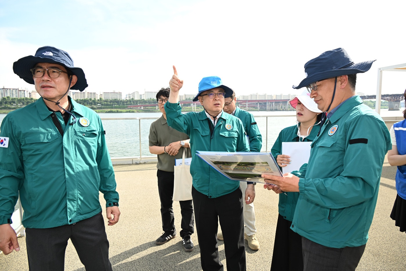김성보 서울시장 권한대행이 18일 '2026 서울국제정원박람회'와 연계해 오는 20일 운영을 시작하는 '서울숲 한강버스 선착장'을 찾아 사전점검을 하고 있다.