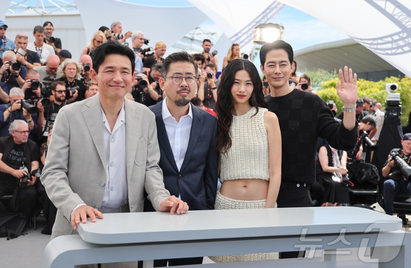 제79회 칸 국제영화제가 열리고 있는 18일(현지시간) 프랑스 남부 소도시 칸 팔레 데 페스티발(Palais des Festivals)에서 열린 경쟁부문 진출작 ‘호프’ 포토콜에서 배우 황정민, 나홍진 감독, 정호연, 조인성이 포즈를 취하고 있다. 2026.5.18 ⓒ 뉴스1 이준성 특파원
