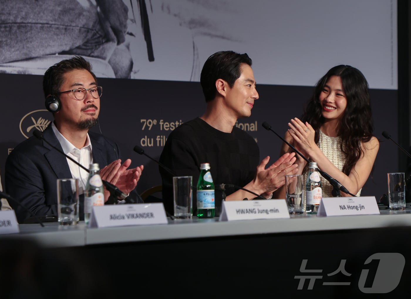 제79회 칸 국제영화제가 열리고 있는 18일(현지시간) 프랑스 남부 소도시 칸 팔레 데 페스티발에서 열린 경쟁부문 진출작 ‘호프’ 공식 기자회견에서 나홍진 감독과 배우들이 기자회견을 하고 있다. 2026.5.18 ⓒ 뉴스1 이준성 특파원