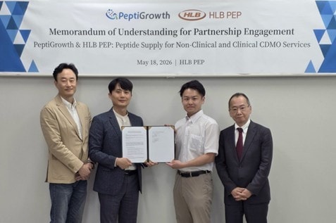 18일 광주광역시 HLB펩 본사에서 열린 HLB펩과 일본 펩타이드 전문기업 '펩티그로스'(PeptiGrowth)의 업무협약식에서 심경재 HLB펩 대표(왼쪽 두 번째)와 펩티그로스 관계자들이 기념촬영을 하고 있다. (HLB펩 제공)