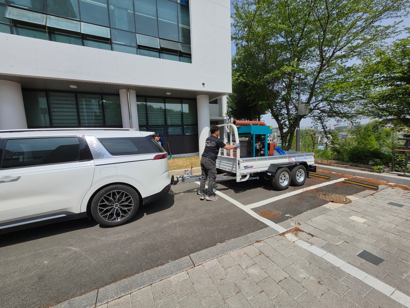 트레일러 적재 대형 양수기를 차량에 연결하는 모습.(충남도 제공. 재판매 및 DB금지)/뉴스1