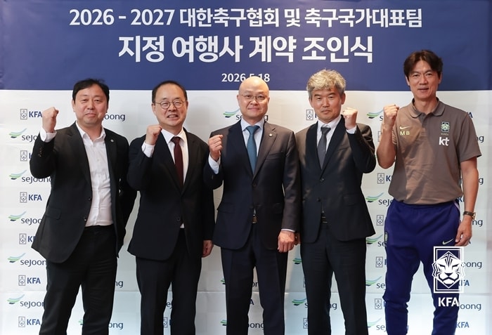  계약식에 참석한 안영우 세중 상무, 이용수 KFA 부회장, 천세전 세중 대표이사, 김승희 KFA 전무이사, 홍명보 국가대표팀 감독(왼쪽부터/대한축구협회 제공)