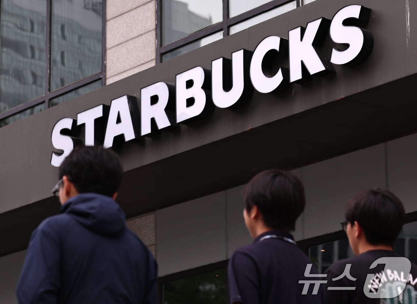 정용진 신세계그룹 회장이 5·18민주화운동 기념일에 물의를 일으킨 스타벅스코리아의 '탱크 데이' 마케팅에 대해 직접 사과하고 재발 방지를 약속했다. 정 회장은 19일 사과문을 배포하고 "제46주년 5.18민주화운동 기념일이었던 어제, 신세계그룹의 계열사인 스타벅스코리아가 있어서도 안 되고 용납될 수도 없는 부적절한 마케팅을 진행했다＂며 ＂이로 인해 5·18민주화운동 영령과 유가족, 그리고 국민 여러분께 깊은 상처를 드렸다. 그룹을 대표해 머리 숙여 사죄드린다＂고 사과했다. 사진은 이날 서울 시내의 스타벅스 매장의 모습. 2026.5.19 ⓒ 뉴스1 구윤성 기자