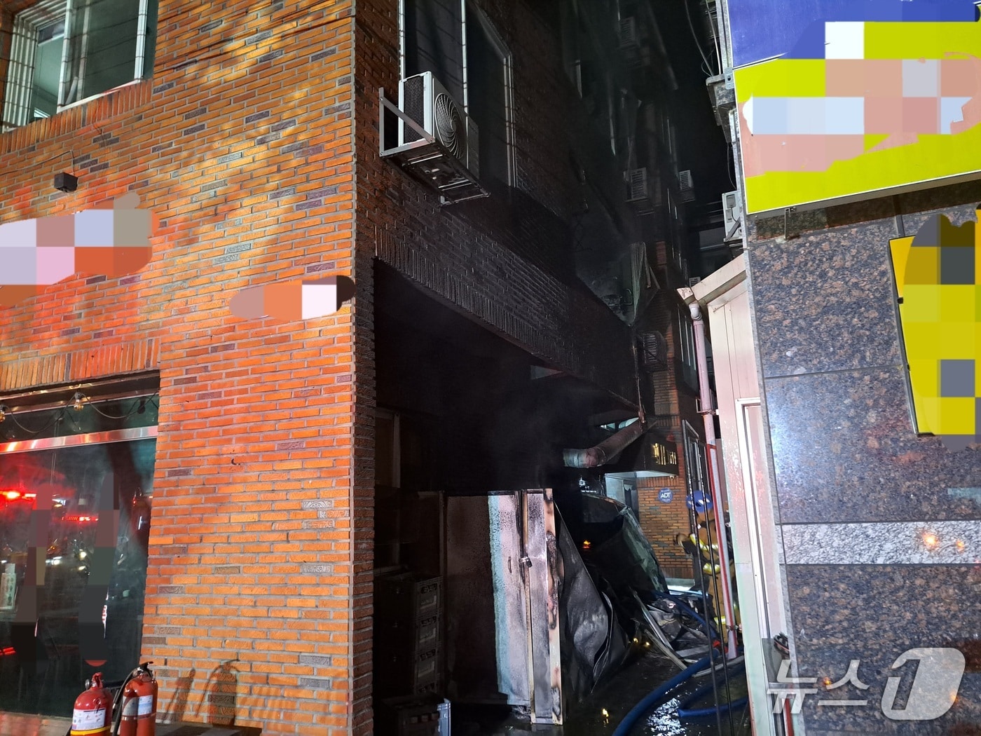 18일 오후 8시 8분쯤 경산시 진량읍 한 원룸 건물 1층 창고에서 불이 나 1시간만에 진화했지만, 9명이 연기를 흡입하는 등 경상을 입었다.(경북소방본부 제공. 재판매 및 DB 금지)2026.5.19/뉴스1