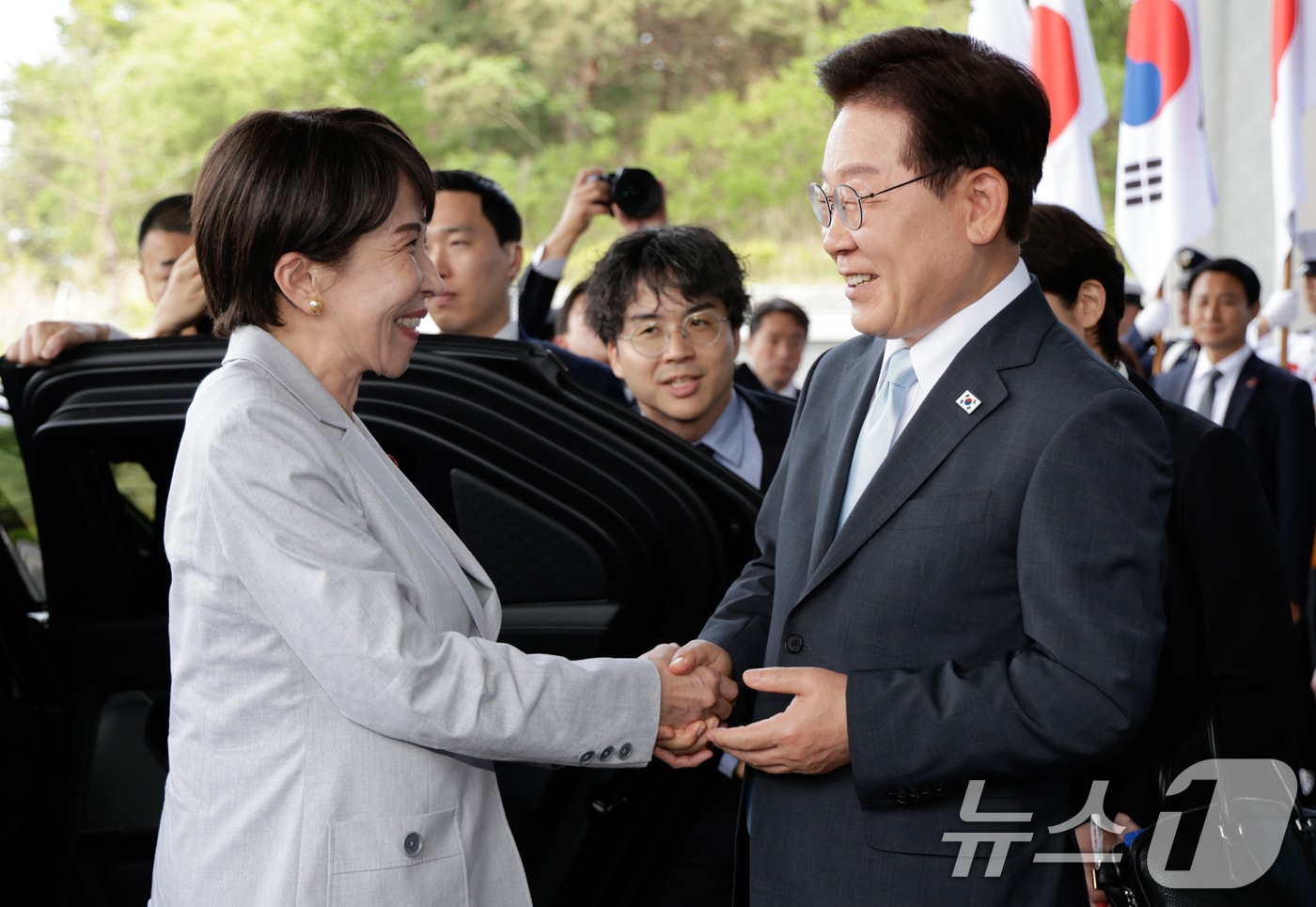 이재명 대통령이 19일 경북 안동의 한 호텔에서 방한한 다카이치 사나에 일본 총리를 영접하고 있다. (청와대통신사진기자단) 2026.5.19 ⓒ 뉴스1 허경 기자