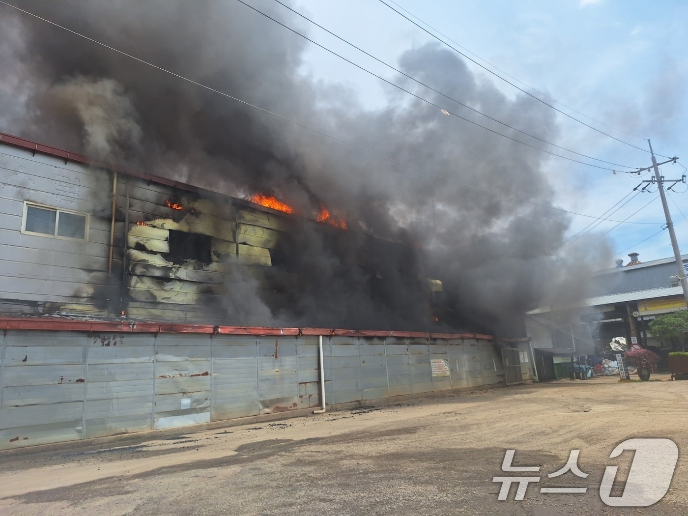 19일 오후 1시 10분쯤 전남 담양군 삼다리의 한 철물 취급 공장에서 불이 나 소방당국이 진화하고 있다. (전남소방본부 제공. 재판매 및 DB 금지) 2026.5.19 ⓒ 뉴스1 이수민 기자