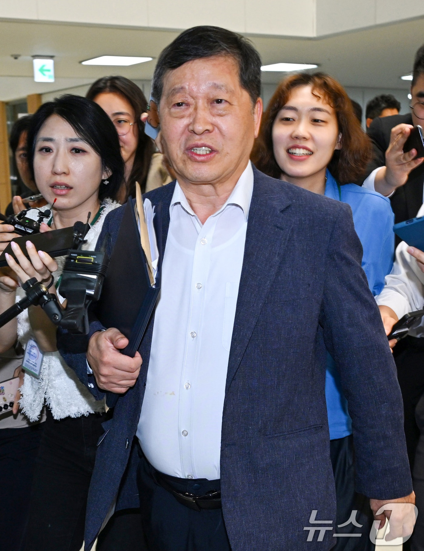 박수근 중앙노동위원장이 삼성전자 노조의 총파업 예고 시한을 이틀 앞둔 19일 정부세종청사 중앙노동위원회에서 열린 삼성전자 2차 사후조정 2일차 오후회의에 참석하며 취재진의 질문에 답하고 있다. (공동취재) 2026.5.19 ⓒ 뉴스1 오대일 기자