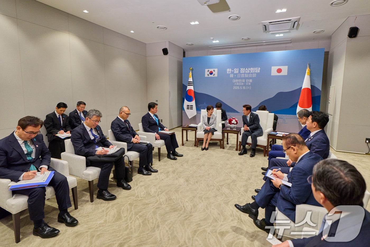 이재명 대통령과 다카이치 사나에 일본 총리가 19일 경북 안동의 한 호텔에서 소인수 회담을 하고 있다. (청와대통신사진기자단) 2026.5.19 ⓒ 뉴스1 허경 기자