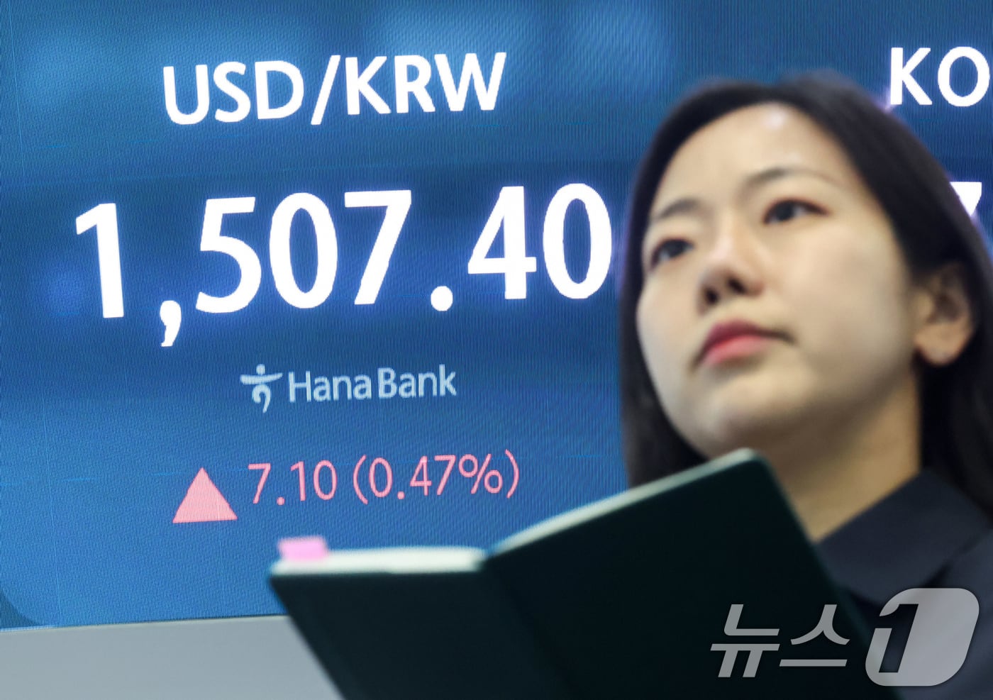 원·달러 환율이 다시 1500원대를 기록한 19일 오후 서울 중구 하나은행 본점 딜링룸 전광판에 원·달러 환율이 표시되고 있다. 2026.5.19 ⓒ 뉴스1 임지훈 인턴기자