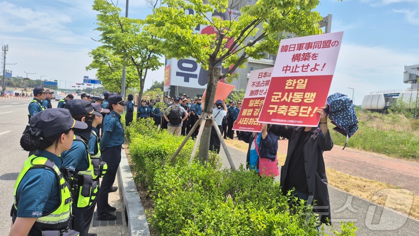 한·일 정상회담이 열린 19일 경북 안동시 풍산면 갈전리 회담장 인근에서 시민단체 회원들이 '한·일 군사동맹 구축 중단' 등이 적힌 피켓을 들고 시위를 벌였다. 2026.5.19 ⓒ 뉴스1 김대벽기자