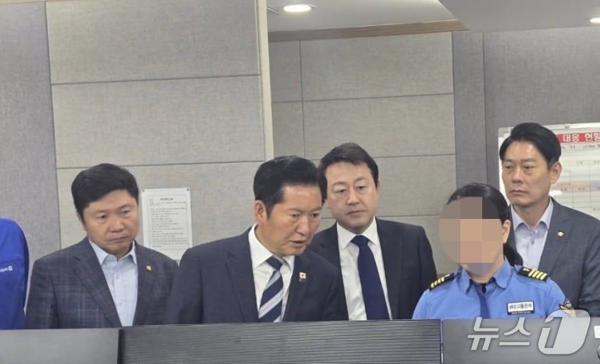  지난 1일 경기 평택항 교통관제소를 찾은 더불어민주당 홍기원 의원, 정청래 대표, 김용남 평택을 재선거 후보, 한민수 의원(왼쪽부터). (SNS 갈무리) ⓒ 뉴스1 