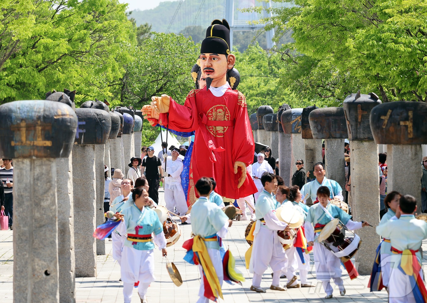 1일 경기 여주시 신륵사 관광지 일원에서 개막한 제38회 여주도자기축제를 찾은 방문객들이 세종대왕 대형인형퍼레이드를 즐기고 있다.(여주시 제공. 재판매 및 DB 금지) 2026.5.2 ⓒ 뉴스1 양희문 기자