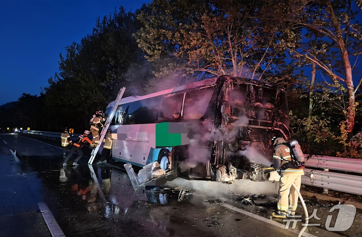 1일 오후 7시 29분쯤 칠곡군 가산면 중앙고속도로 춘천방향으로 달리던 고속버스 뒷편 엔진룸에서 불이 나 출동한 소방관이 진화작업을 하고 있다. (경북소방 제공. 재판매 및 DB금지)/뉴스1